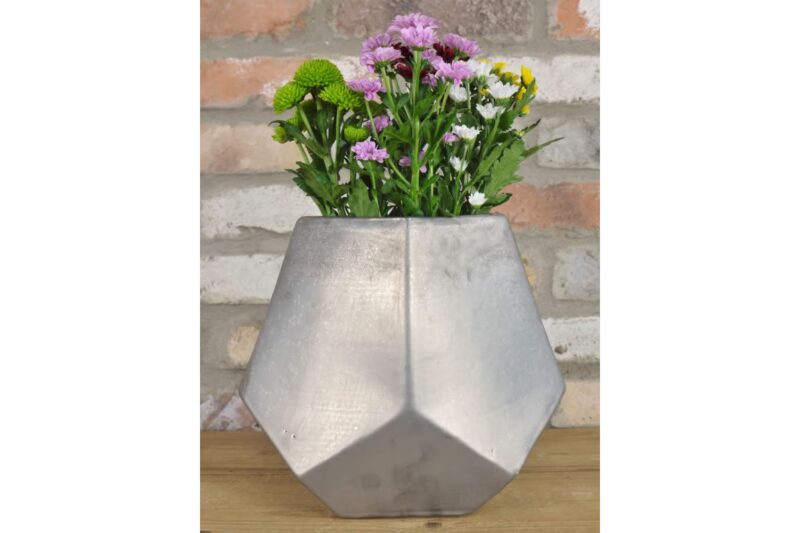 5599 4
