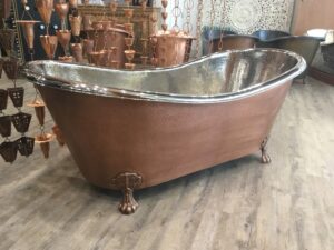 Double Slipper Hammered Bath with Copper Feet